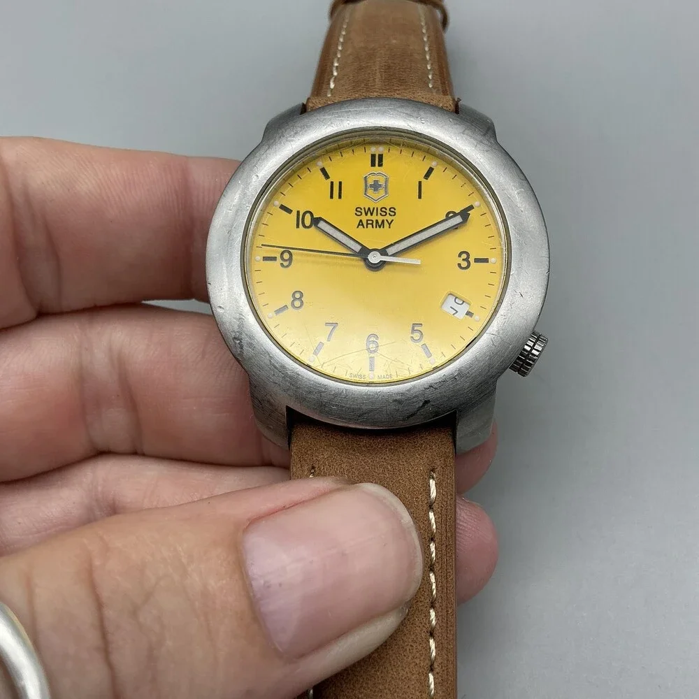 Victorinox Swiss Army V7-00 Mens Watch 37mm Yellow Dial Leather New Battery